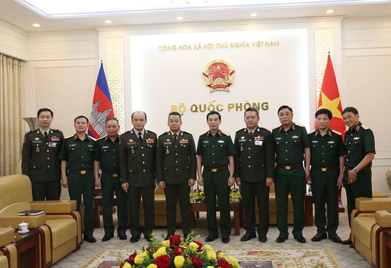 Đại tướng Phan Văn Giang và Đại tướng Tea Seiha chụp ảnh cùng các đại biểu 5.jpg