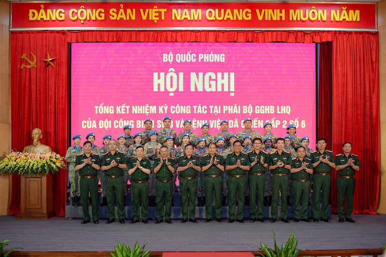 Các đại biểu chụp ảnh lưu niệm. img-1760594456476-1760594520398.jpg