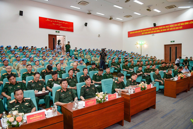 Các đại biểu dự hội nghị. img-1760594459889-1760594523511.jpg