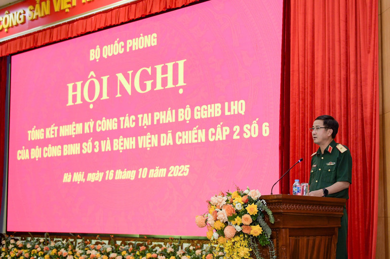 Thiếu tướng Phạm Mạnh Thắng, Cục trưởng Cục Gìn giữ hòa bình Việt Nam phát biểu tại hội nghị. img-1760594460570-1760594524281.jpg