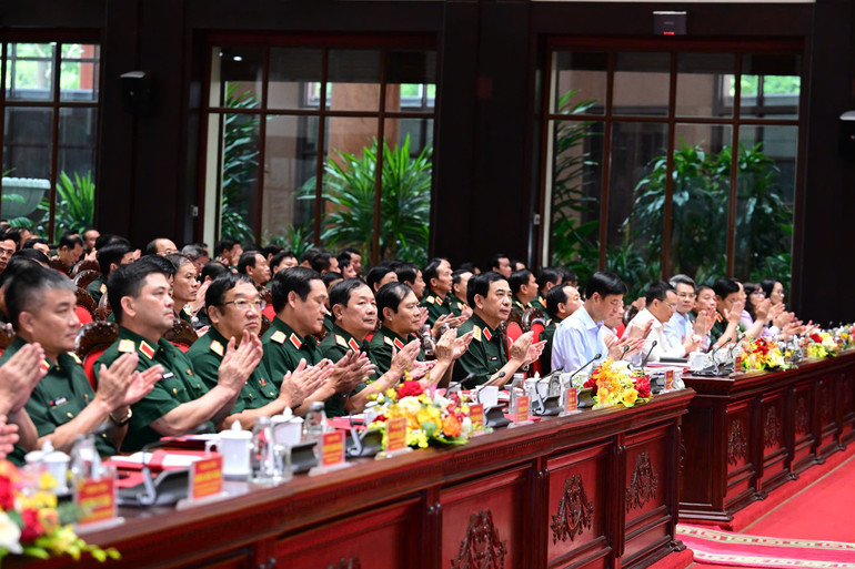 Các đại biểu tham dự Hội nghị. z7048688531522-f3fccf63c4c1370ac7fa7c3f72ba4e92.jpg