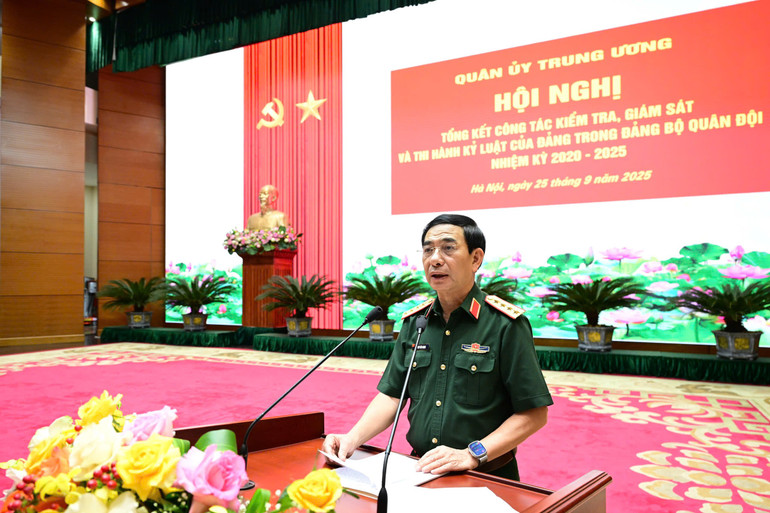 Đại tướng Phan Văn Giang, Ủy viên Bộ Chính trị, Phó Bí thư Quân ủy Trung ương, Bộ trưởng Quốc phòng phát biểu tại Hội nghị. z7048688548928-3be475db32d9119222ca59292128291b.jpg
