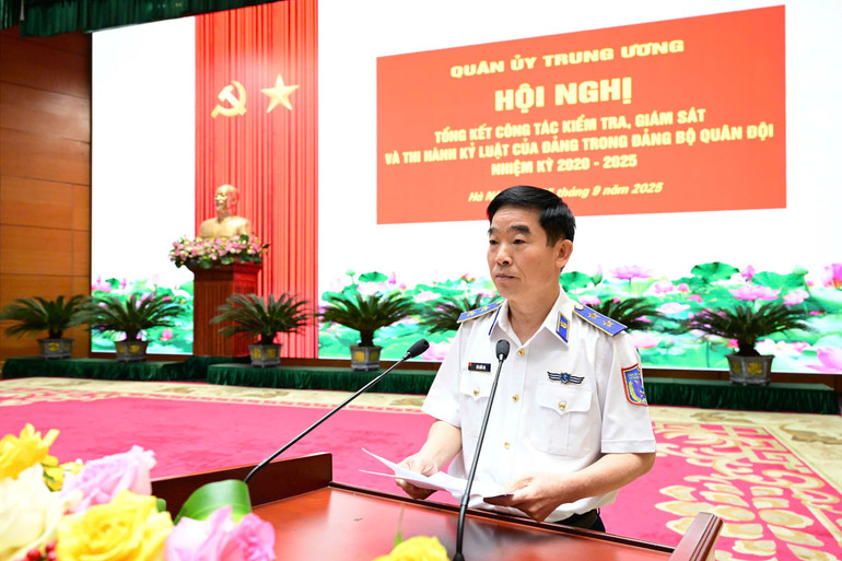 Trung tướng Bùi Quốc Oai, Tư lệnh Cảnh sát biển Việt Nam báo cáo tại Hội nghị. z7048796465943-25c23f821de5ecc856ea9388f84bb923.jpg