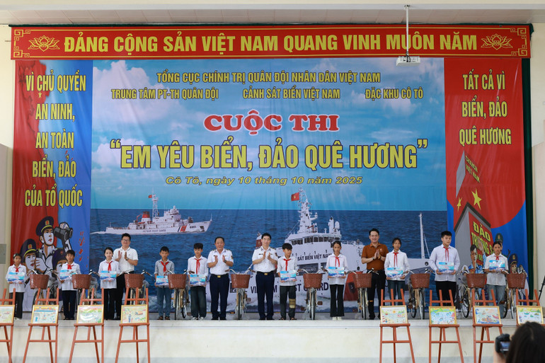 Das Organisationskomitee schenkt armen Schülern, die Schwierigkeiten überwinden, Fahrräder. ban-to-chuc-tang-xe-dap-cho-cac-em-hoc-sinh-co-hoan-canh-kho-khan-vuon-len-hoc-gioi.jpg