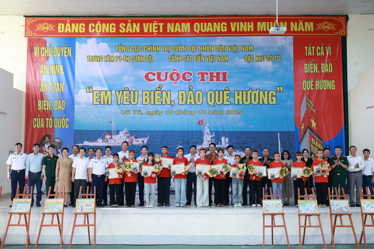 Studenten, die beim Fotowettbewerb mit dem Organisationskomitee Preise gewonnen haben ban-to-chuc-chup-anh-luu-niem-voi-cac-em-hoc-sinh-xuat-sac-gianh-giai-tai-cuoc-thi.jpg