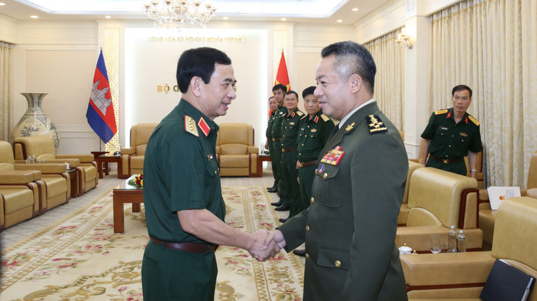 Đại tướng Phan Văn Giang chào đón Đại tướng Tea Seiha tới thăm Bộ Quốc phòng. 1-2-1828.jpg