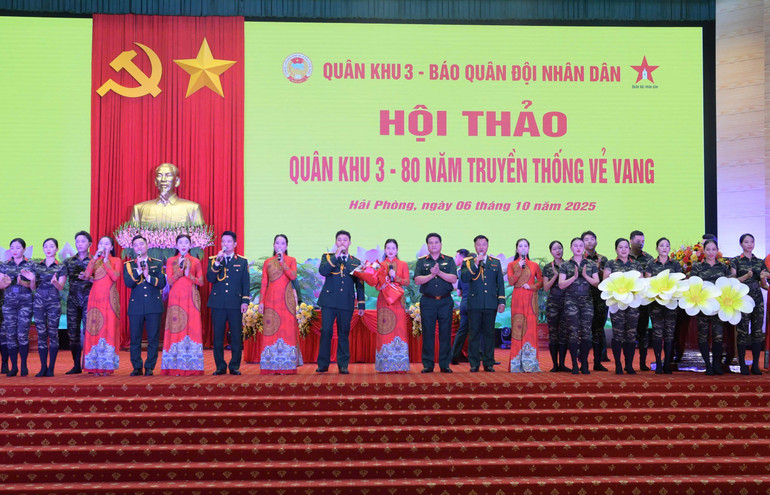 Tiết mục nghệ thuật chào mừng hội thảo. z7087310208832-cef89841b9b4ba2d93b1c2335e5ff1dc.jpg