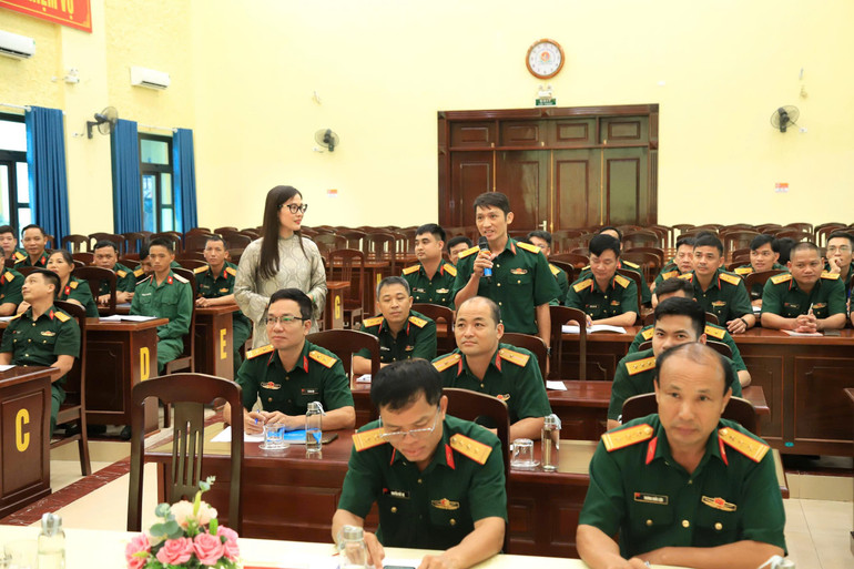 Học viên và báo cáo viên trao đổi thông tin trong nghiên cứu các chuyên đề. z7086742168400-11b3426544bb1afcadbbf4f8f0f518031.jpg