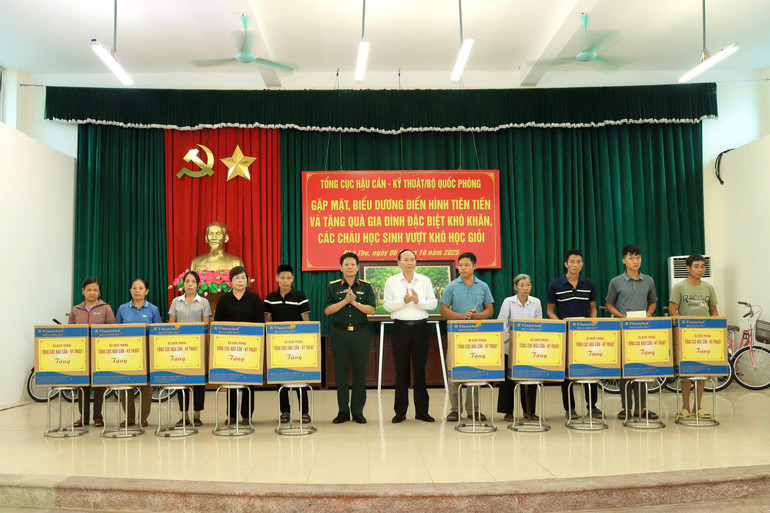 Lãnh đạo Tổng cục Hậu cần-Kỹ thuật và lãnh đạo địa phương trao quà tặng các gia đình có hoàn cảnh đặc biệt khó khăn xã An Nghĩa. z7086742174781-fe4177008282f43fa1f905906a828421.jpg
