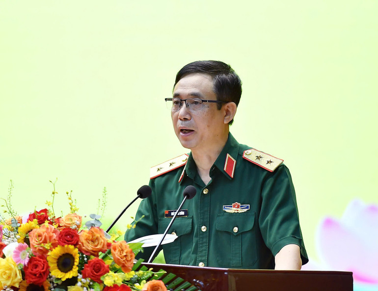 Trung tướng, Phó Giáo sư, Tiến sĩ Ngô Trọng Cường, Phó Giám đốc Học viện Quốc phòng phát biểu tại hội thảo. z7086752058823-a7629c2b3b6af60f6b4d274d7dcc37b8.jpg