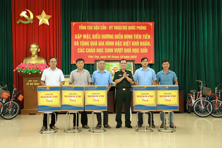 Thủ trưởng Tổng cục Hậu cần–Kỹ thuật tặng quà các điển hình tiên tiến. z7086742174082-9518a0b9555d9166552f1d0c890f577e.jpg