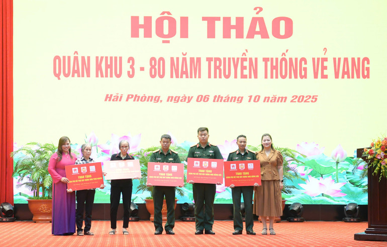 Trao kinh phí hỗ trợ xây dựng 5 nhà tình nghĩa, nhà đồng đội tặng các gia đình chính sách và gia đình có hoàn cảnh khó khăn trên địa bàn Quân khu 3. z7087310226852-a0a16400f29778a741dfa4b41535555f.jpg