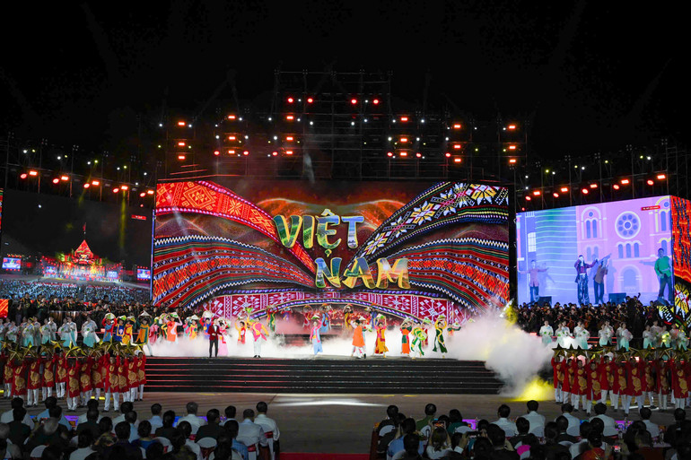 العروض الفنية في البرنامج. duoicovinhquang.jpg
