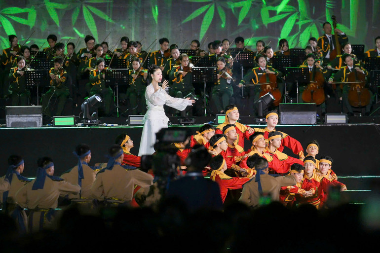 عرض فني في البرنامج. duoicovinhquang-3.jpg