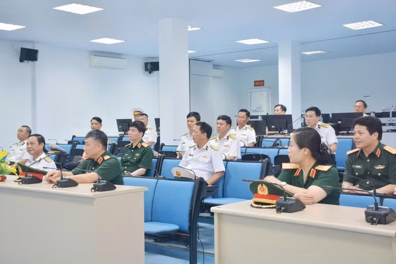 03-thuong-tuong-nguyen-van-hien-va-cac-dai-bieu-tham-quan-va-kiem-tra-tai-trung-tam-huan-luyen-mo-p.jpg