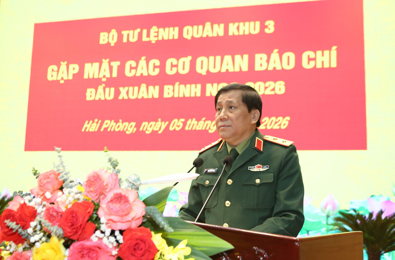 1-trung-tuong-nguyen-duc-hung-uy-vien-trung-uong-dang-bi-thu-dang-uy-chinh-uy-quan-khu-phat-bieu-tai-buoi-gap-mat.jpg