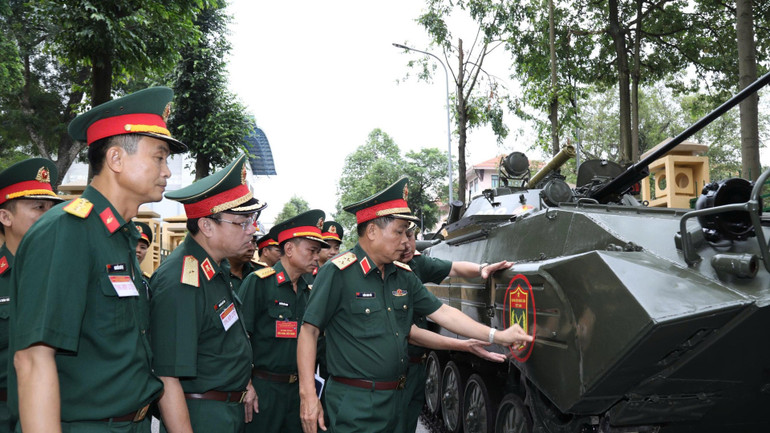 Trung tướng Trần Minh Đức, Chủ nhiệm Tổng cục Hậu cần-Kỹ thuật kiểm tra công tác bảo đảm kỹ thuật đối với khối xe, pháo quân sự phục vụ nhiệm vụ A80 trước ngày tổng hợp luyện lần 1 tại Quảng trường Ba Đình. z6929753289817-d4858965270770d6c146ec0a71242364-6245.jpg