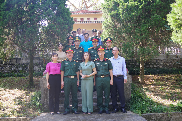Đoàn công tác chụp ảnh lưu niệm. bqp-18-7.jpg