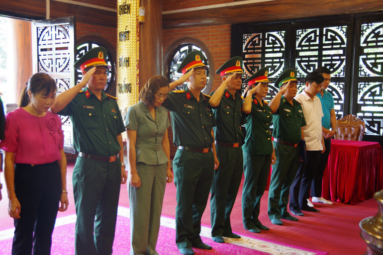 Đoàn công tác tỏ lòng thành kính tri ân với các thế hệ cha, anh đã cống hiến, hy sinh cho sự nghiệp giải phóng dân tộc. bqp-18-2.jpg
