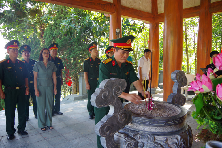 Đoàn công tác dâng hương tại khu ATK Thái Nguyên. bqp-18-6.jpg