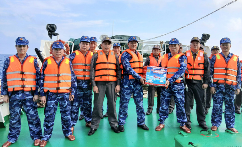 Đoàn công tác thăm, tặng quà tàu Kiểm ngư. tang-qua-tau-kiem-ngu-276.jpg