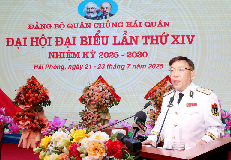 Chuẩn Đô đốc Trần Xuân Văn, Bí thư Đảng ủy Bộ Tư lệnh Hải quân Vùng 1 tham luận tại Đại hội. ad0i6601.jpg