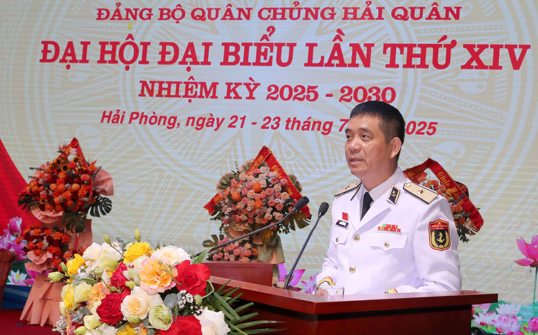 Thiếu tướng Nguyễn An Phong, Bí thư Đảng ủy, Chính ủy Quân chủng Hải quân trình bày dự thảo Báo cáo chính trị tại Đại hội Đảng bộ Quân chủng Hải quân lần thứ XIV. ad0i6405.jpg