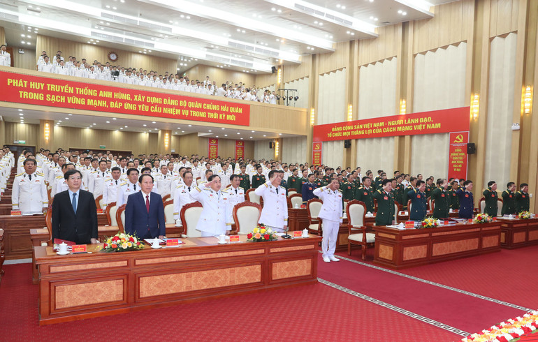 Đại hội thực hiện nghi thức chào cờ. ad0i6342.jpg