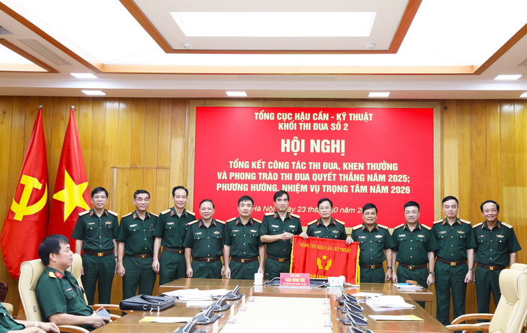 Đồng chí Trung tướng Trần Minh Đức bàn giao nhiệm vụ khối trưởng Khối thi đua số 2. a7.jpg