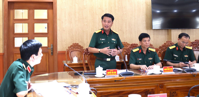 Đại tá Nguyễn Tấn Linh, Phó Tư lệnh Quân khu 7 trao đổi tại buổi làm việc. anh-3.jpg