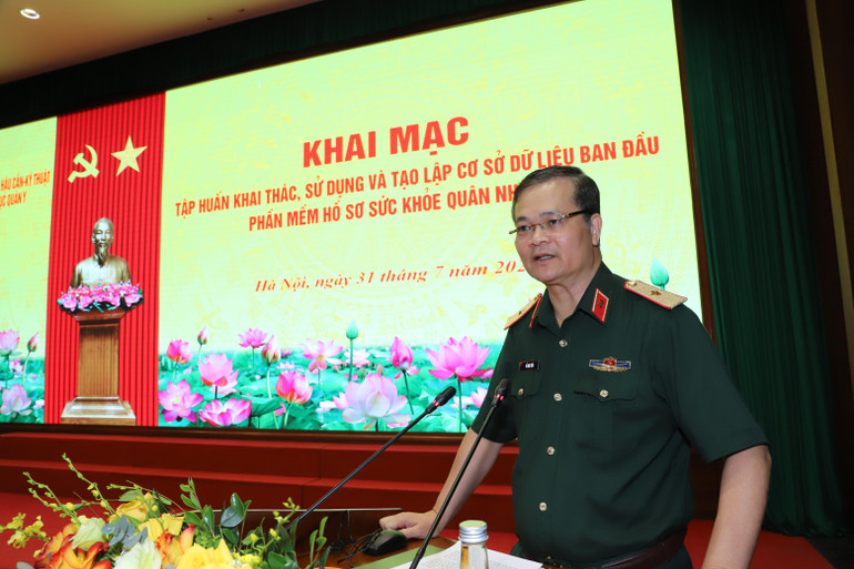 Thiếu tướng Đỗ Anh Tuấn, Phó Chủ nhiệm Tổng cục Hậu cần-Kỹ thuật phát biểu khai mạc Tập huấn. z6858510787008-e7beed77cff26c316fbb38451f55c956.jpg