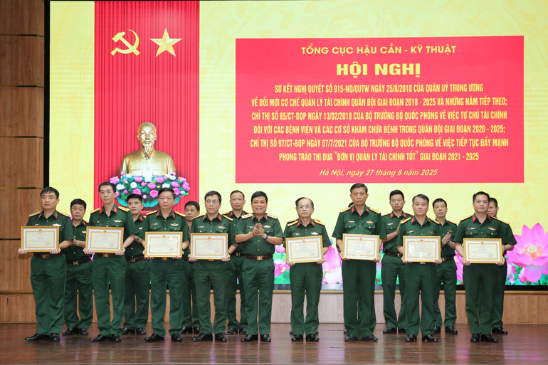 Trung tướng Trần Minh Đức tặng Bằng khen cho các tập thể và cá nhân có thành tích xuất sắc trong thực hiện Nghị quyết số 915 của Quân ủy Trung ương về đổi mới cơ chế quản lý tài chính quân đội giai đoạn 2018-2025 và những năm tiếp theo. 4-6268.jpg