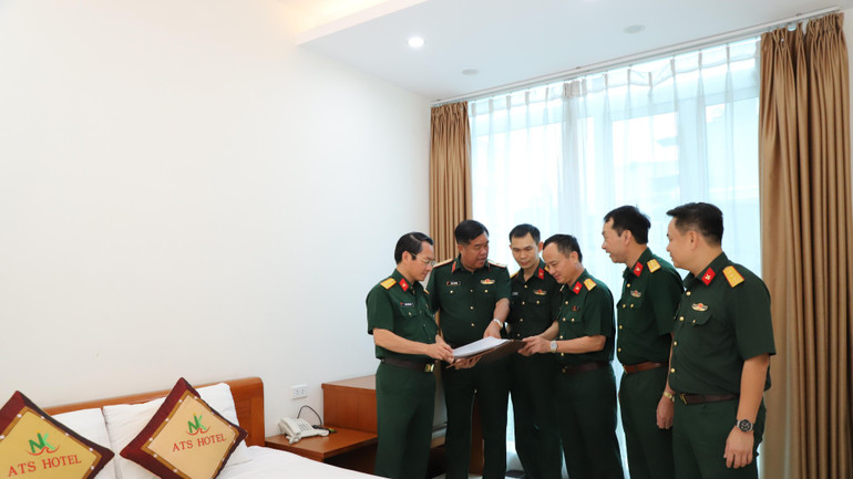 Đoàn công tác kiểm tra phòng nghỉ của các đơn vị được lựa chọn để đón tiếp đại biểu khách mời của Bộ Quốc phòng. 4-5424.jpg