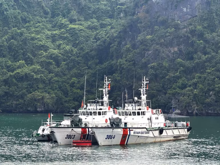cac-tau-cua-bo-tu-lenh-vung-canh-sat-bien-1-co-dong-ra-khu-tranh-tru-bao-bao-dam-an-toan.jpg