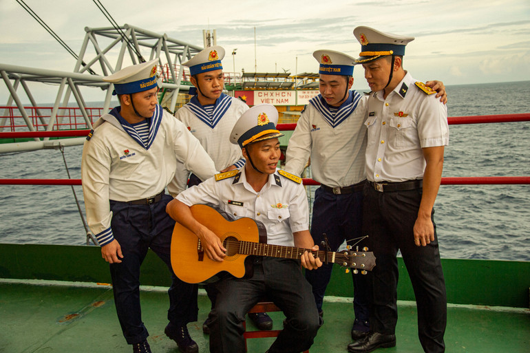 ការសម្រាកសម្រាប់ទាហានវ័យក្មេងនៅវេទិកា DK1/14 នៅឯនាយសមុទ្រ។ 6-phut-thu-gian-cua-nhung-nguoi-linh-tre-nha-gian-dk114.jpg