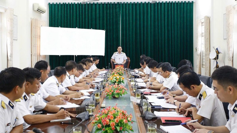 Đoàn công tác của Tư lệnh Hải quân làm việc với Lữ đoàn 954. img-1752195208980-1752197146214-6555.jpg