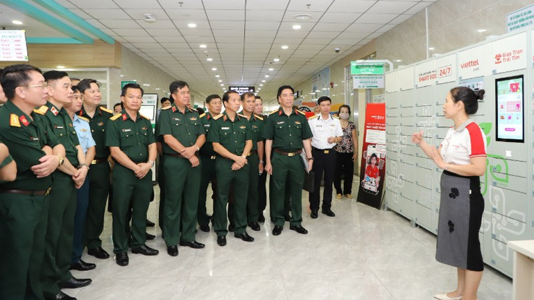 Đại biểu tham quan một số mô hình ứng dụng công nghệ thông tin tại Bệnh viện Quân y 175. img-1752219333546-1752228587993-2979.jpg