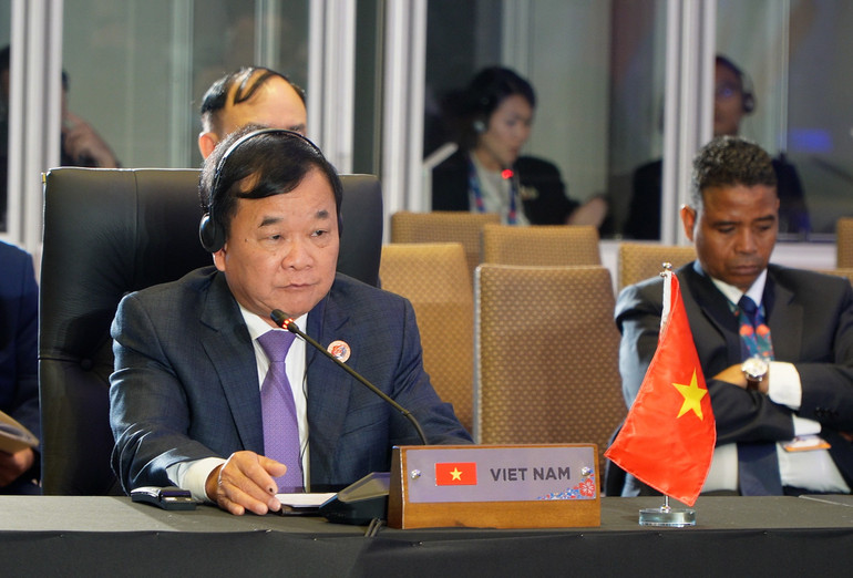 Thượng tướng Hoàng Xuân Chiến, Ủy viên Trung ương Đảng, Ủy viên Thường vụ Quân ủy Trung ương, Thứ trưởng Quốc phòng tại Hội nghị. qpqt-3-2.jpg
