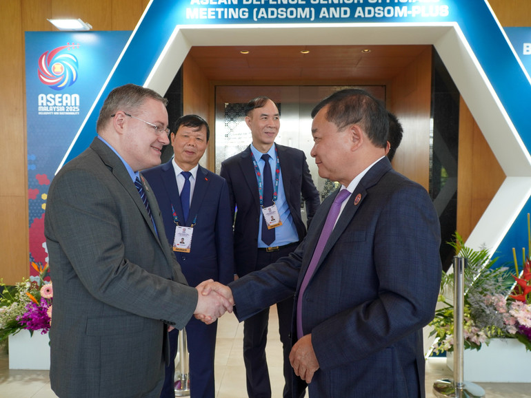 Thượng tướng Hoàng Xuân Chiến tiếp xúc song phương với ông Andrew Byers, Phó Trợ lý Bộ trưởng Quốc phòng Hoa Kỳ phụ trách Nam và Đông Nam Á. qpqt-00059.jpg