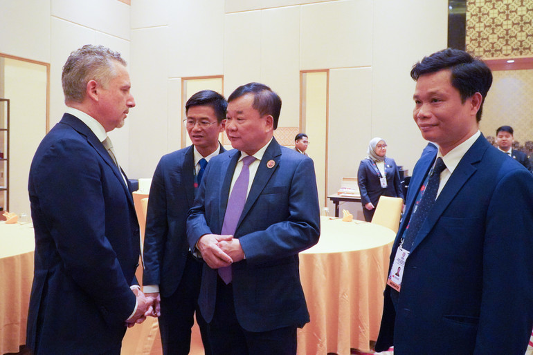 Thượng tướng Hoàng Xuân Chiến tiếp xúc với Ngài Hugh Jeffrey, Phó Tổng Thư ký phụ trách Chiến lược, Chính sách và Công nghiệp quốc phòng, Bộ Quốc phòng Australia. qpqt-09935.jpg