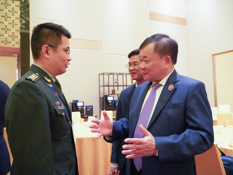 Thượng tướng Hoàng Xuân Chiến tiếp xúc với Đại tá Song Xinh, Phó Giám đốc Trung tâm Điều phối an ninh quân sự hải ngoại, Văn phòng Hợp tác Quân sự Quốc tế, Trưởng đoàn Bộ Quốc phòng Trung Quốc. qpqt-09944.jpg