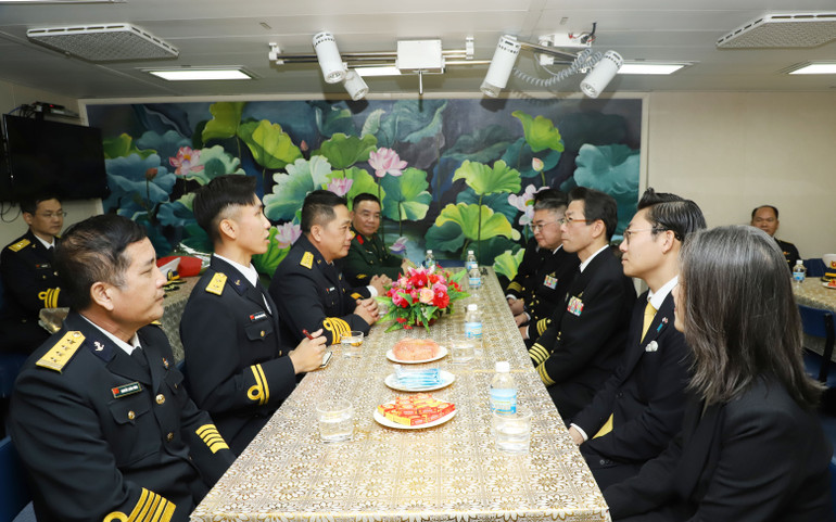 Japanese Navy officers visited Ship 015-Tran Hung Dao and exchanged with the working delegation. 12.jpg