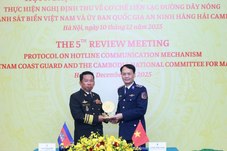 Kolonel Luong Dinh Hung menyampaikan hadiah peringatan kepada Laksamana Tea Bunleam. img-20251210-172110.jpg