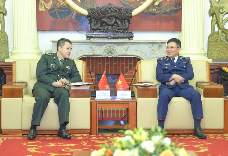 베트남 해안 경비대 사령관 레딘꾸엉 소장(오른쪽)과 베트남 주재 중국 국방무관 쿠옹 바 대령. 2.jpg