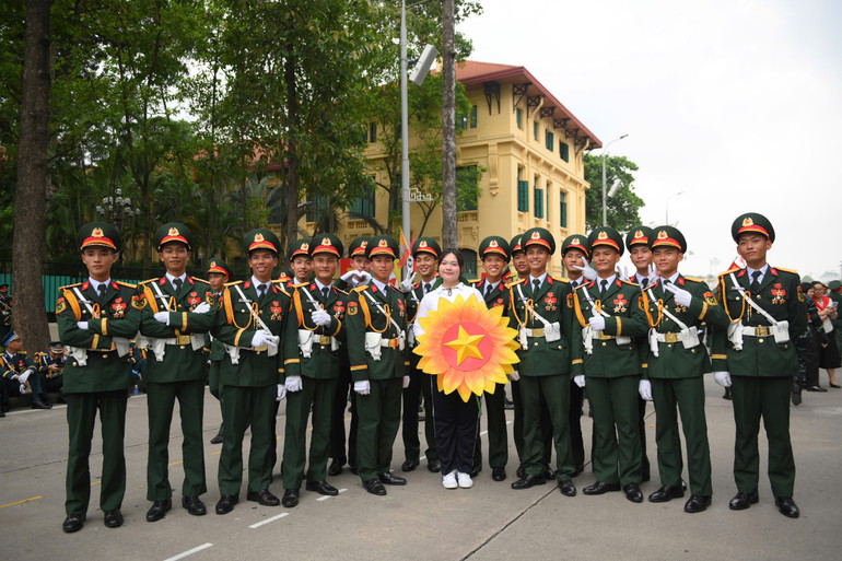 Soldiers take pictures with people. z6930375815509-c3530c4b09fdeb6e26635f0587dc99fd.jpg