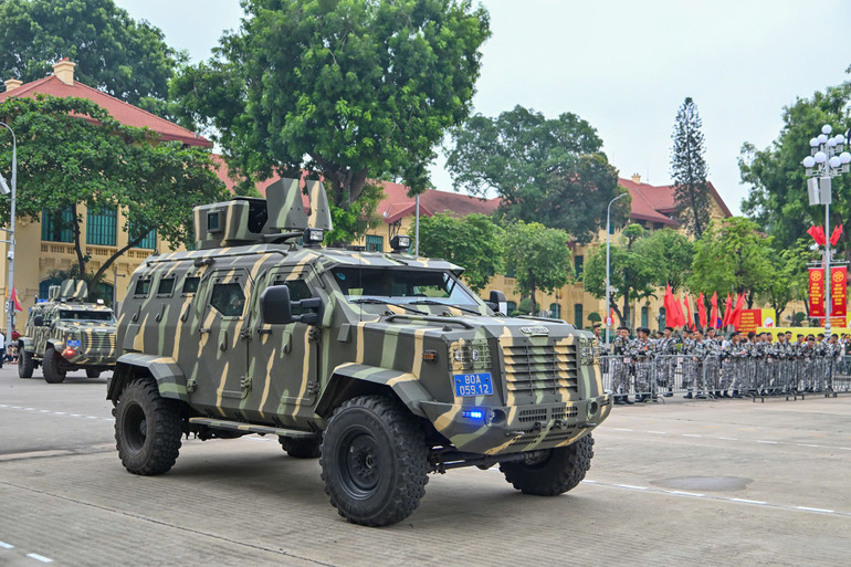 The convoy moved into the assembly area. z6930462783620-0ba0ebe3acbb3efb60eea53a211b0c21.jpg