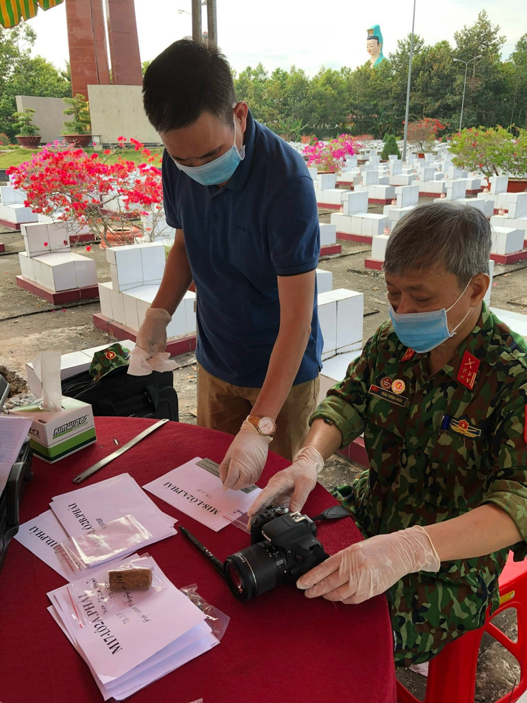 Cán bộ Viện Pháp y Quân đội lấy mẫu tại Nghĩa trang liệt sĩ huyện Tam Bình, tỉnh Vĩnh Long. z6837198870872-f812150718475a9b77cb1e3eaa4a4fd6.jpg