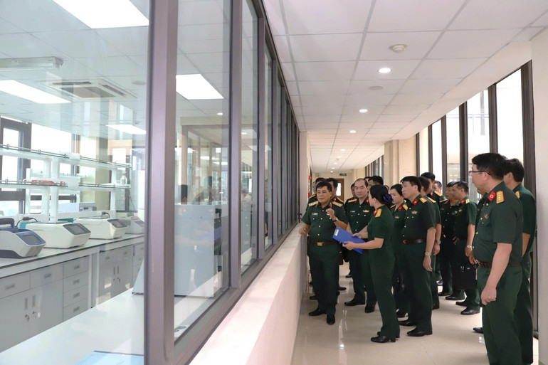 Trung tướng Trần Minh Đức, Chủ nhiệm Tổng cục Hậu cần–Kỹ thuật kiểm tra quá trình thực hiện nhiệm vụ của Viện Pháp y Quân đội. z6837198411050-bddf987c08cd8c11f21823b4143ffc35.jpg