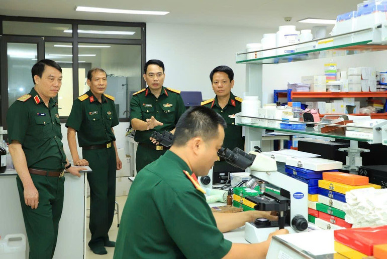 Thiếu tướng Vũ Văn Cường và đoàn công tác kiểm tra hoạt động thực tiễn tại các khoa chuyên môn. z6992861468515-50149d63271533c6aa47f14377b3565a.jpg