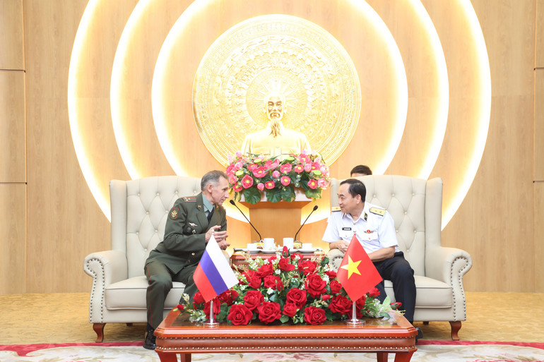 Phó Đô đốc Trần Thanh Nghiêm trao đổi với Đại tá Sergey Vladimirovich Belosludtsev. tlhaiquan.jpg
